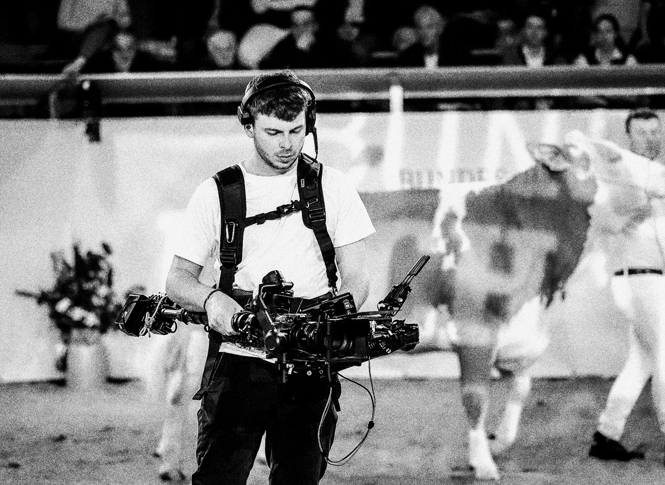 Steadicam-Operator filmt eine Live-Vorführung