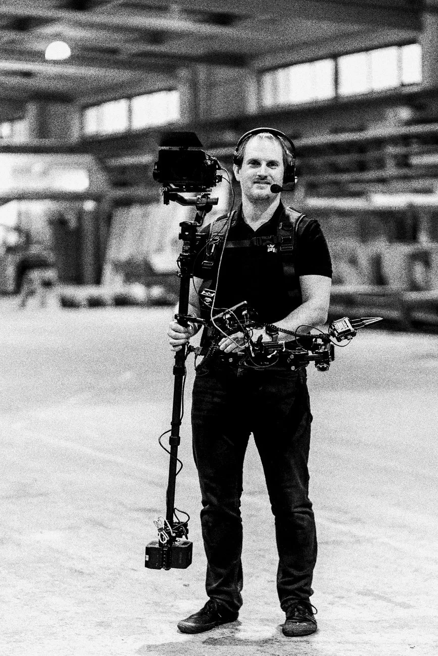Kameramann mit Gimbal-Rig im Hallen-Einsatz